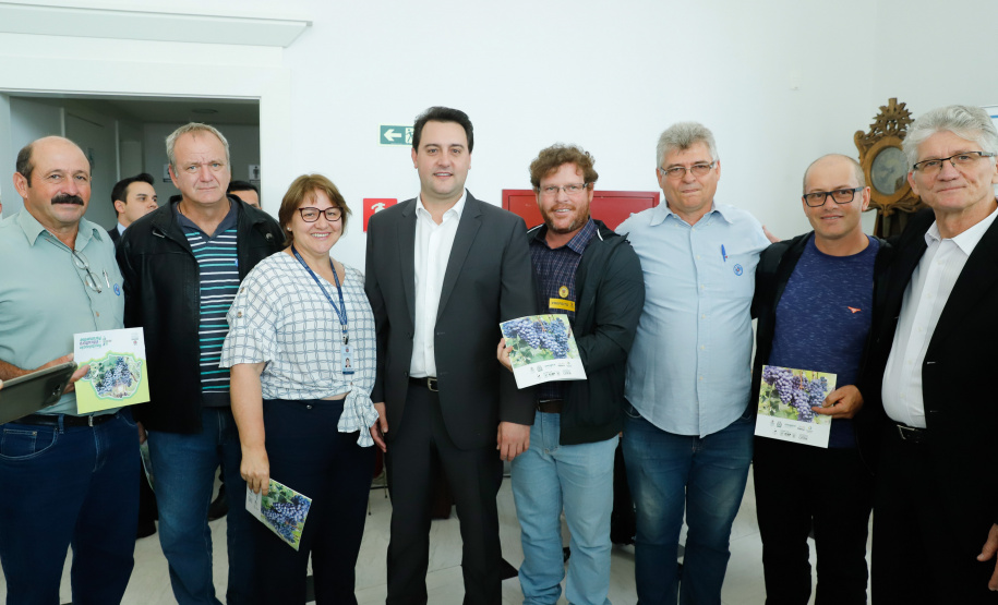 O governador Carlos Massa Ratinho Junior lançou nesta terça-feira (26), no Palácio Iguaçu, o programa Revitis, destinado a estimular a produção de uvas no Paraná. Iniciativa inédita no Estado, o programa está apoiado em quatro eixos: incentivo para a produção, reorganização da comercialização, desenvolvimento do turismo e apoio à agroindústria.