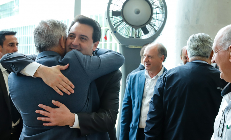 O governador Carlos Massa Ratinho Junior lançou nesta terça-feira (26), no Palácio Iguaçu, o programa Revitis, destinado a estimular a produção de uvas no Paraná. Iniciativa inédita no Estado, o programa está apoiado em quatro eixos: incentivo para a produção, reorganização da comercialização, desenvolvimento do turismo e apoio à agroindústria.