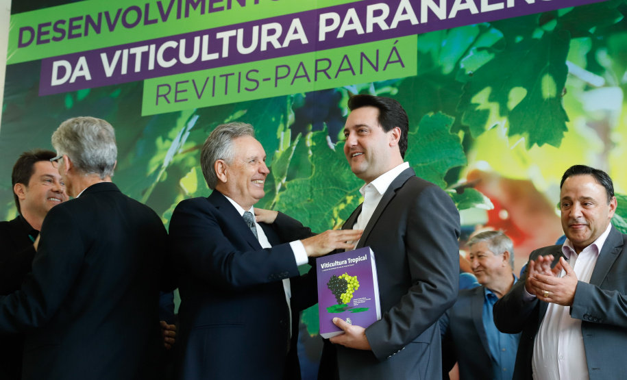 O governador Carlos Massa Ratinho Junior lançou nesta terça-feira (26), no Palácio Iguaçu, o programa Revitis, destinado a estimular a produção de uvas no Paraná. Iniciativa inédita no Estado, o programa está apoiado em quatro eixos: incentivo para a produção, reorganização da comercialização, desenvolvimento do turismo e apoio à agroindústria.