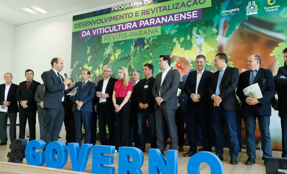 O governador Carlos Massa Ratinho Junior lançou nesta terça-feira (26), no Palácio Iguaçu, o programa Revitis, destinado a estimular a produção de uvas no Paraná. Iniciativa inédita no Estado, o programa está apoiado em quatro eixos: incentivo para a produção, reorganização da comercialização, desenvolvimento do turismo e apoio à agroindústria.