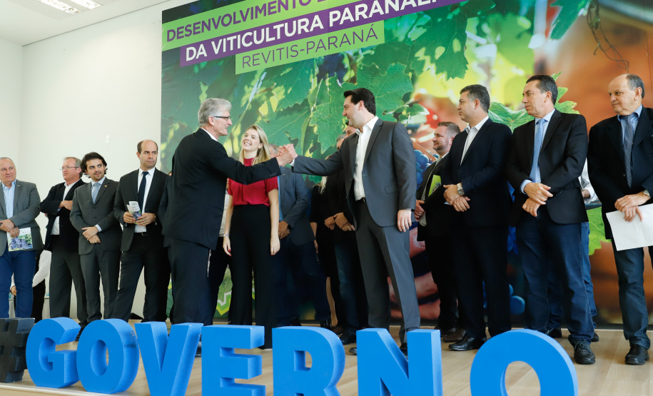 O governador Carlos Massa Ratinho Junior lançou nesta terça-feira (26), no Palácio Iguaçu, o programa Revitis, destinado a estimular a produção de uvas no Paraná. Iniciativa inédita no Estado, o programa está apoiado em quatro eixos: incentivo para a produção, reorganização da comercialização, desenvolvimento do turismo e apoio à agroindústria.