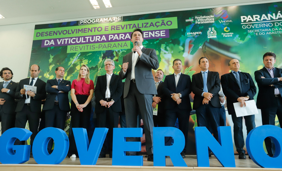 O governador Carlos Massa Ratinho Junior lançou nesta terça-feira (26), no Palácio Iguaçu, o programa Revitis, destinado a estimular a produção de uvas no Paraná. Iniciativa inédita no Estado, o programa está apoiado em quatro eixos: incentivo para a produção, reorganização da comercialização, desenvolvimento do turismo e apoio à agroindústria.