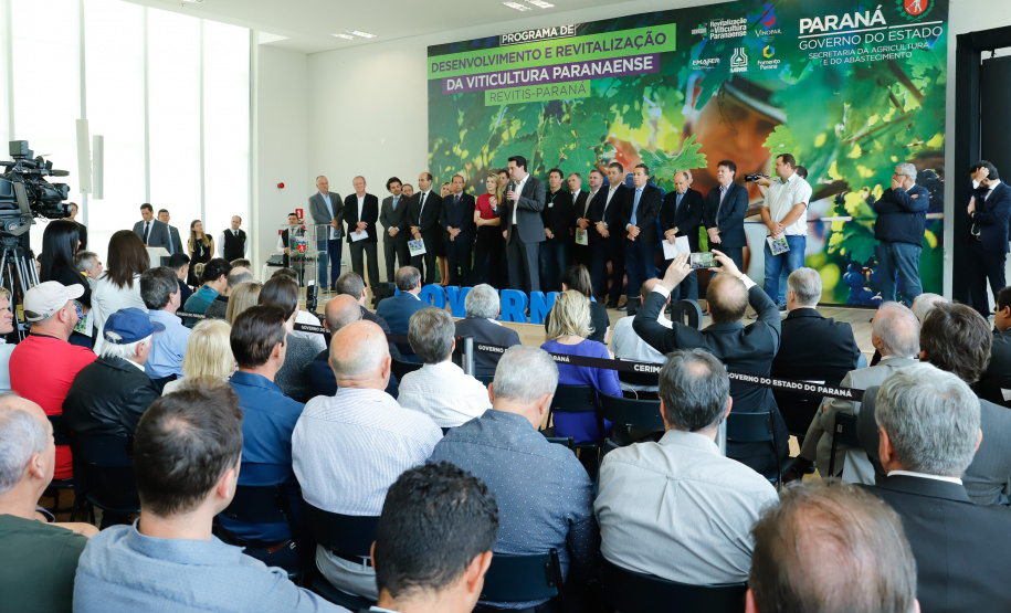 O governador Carlos Massa Ratinho Junior lançou nesta terça-feira (26), no Palácio Iguaçu, o programa Revitis, destinado a estimular a produção de uvas no Paraná. Iniciativa inédita no Estado, o programa está apoiado em quatro eixos: incentivo para a produção, reorganização da comercialização, desenvolvimento do turismo e apoio à agroindústria.