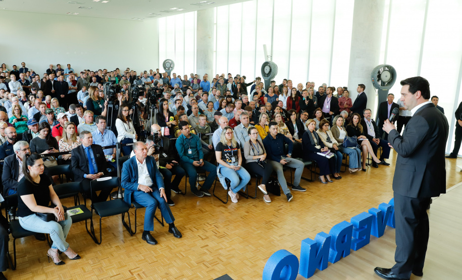 O governador Carlos Massa Ratinho Junior lançou nesta terça-feira (26), no Palácio Iguaçu, o programa Revitis, destinado a estimular a produção de uvas no Paraná. Iniciativa inédita no Estado, o programa está apoiado em quatro eixos: incentivo para a produção, reorganização da comercialização, desenvolvimento do turismo e apoio à agroindústria.
