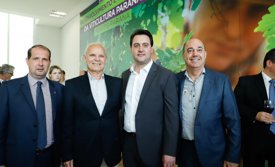 O governador Carlos Massa Ratinho Junior lançou nesta terça-feira (26), no Palácio Iguaçu, o programa Revitis, destinado a estimular a produção de uvas no Paraná. Iniciativa inédita no Estado, o programa está apoiado em quatro eixos: incentivo para a produção, reorganização da comercialização, desenvolvimento do turismo e apoio à agroindústria.