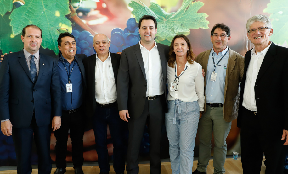 O governador Carlos Massa Ratinho Junior lançou nesta terça-feira (26), no Palácio Iguaçu, o programa Revitis, destinado a estimular a produção de uvas no Paraná. Iniciativa inédita no Estado, o programa está apoiado em quatro eixos: incentivo para a produção, reorganização da comercialização, desenvolvimento do turismo e apoio à agroindústria.