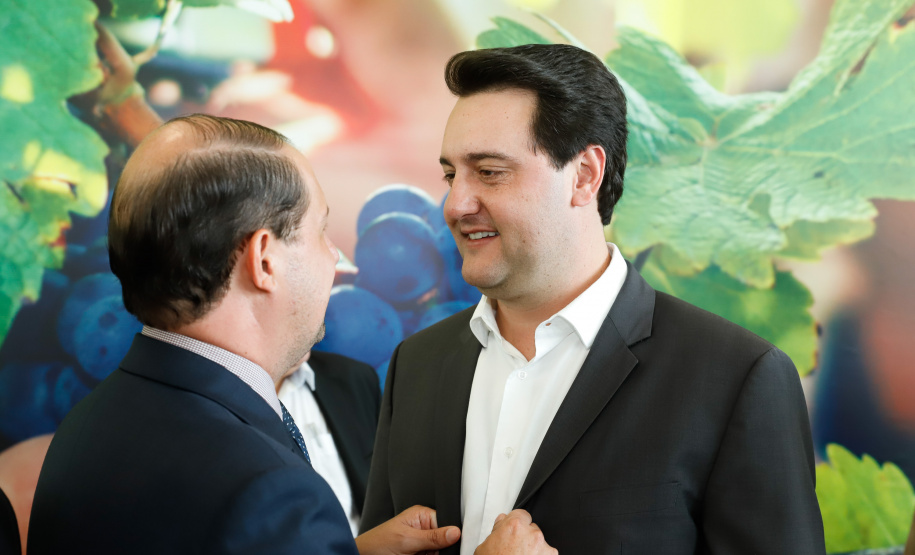 O governador Carlos Massa Ratinho Junior lançou nesta terça-feira (26), no Palácio Iguaçu, o programa Revitis, destinado a estimular a produção de uvas no Paraná. Iniciativa inédita no Estado, o programa está apoiado em quatro eixos: incentivo para a produção, reorganização da comercialização, desenvolvimento do turismo e apoio à agroindústria.