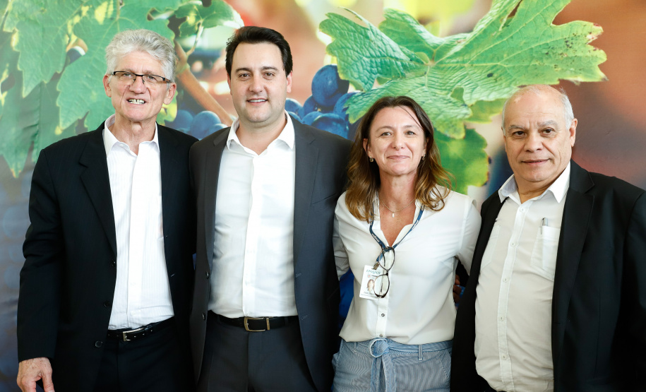 O governador Carlos Massa Ratinho Junior lançou nesta terça-feira (26), no Palácio Iguaçu, o programa Revitis, destinado a estimular a produção de uvas no Paraná. Iniciativa inédita no Estado, o programa está apoiado em quatro eixos: incentivo para a produção, reorganização da comercialização, desenvolvimento do turismo e apoio à agroindústria.