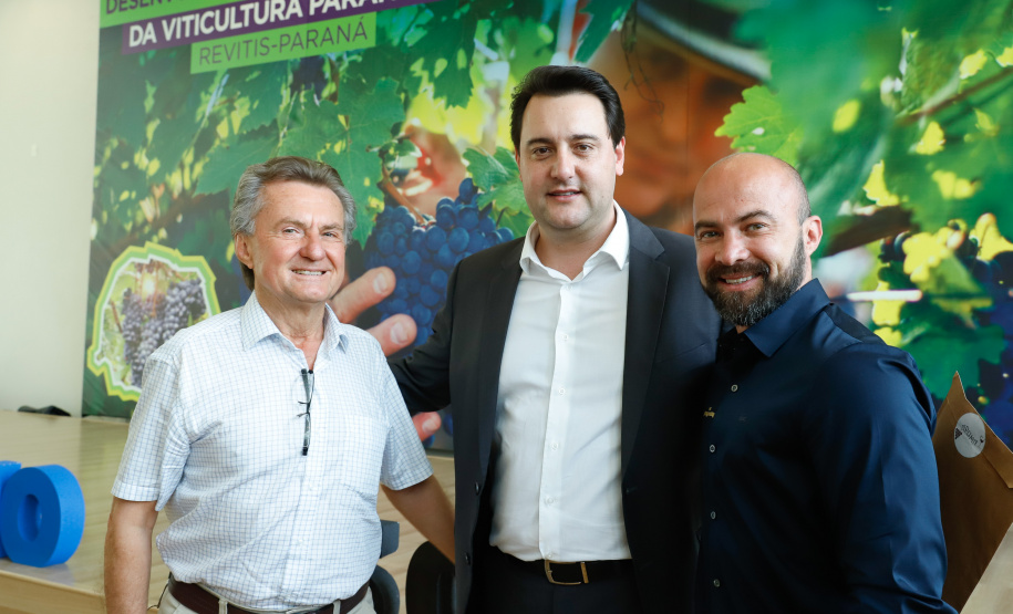 O governador Carlos Massa Ratinho Junior lançou nesta terça-feira (26), no Palácio Iguaçu, o programa Revitis, destinado a estimular a produção de uvas no Paraná. Iniciativa inédita no Estado, o programa está apoiado em quatro eixos: incentivo para a produção, reorganização da comercialização, desenvolvimento do turismo e apoio à agroindústria.
