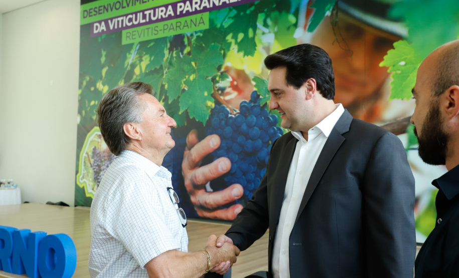 O governador Carlos Massa Ratinho Junior lançou nesta terça-feira (26), no Palácio Iguaçu, o programa Revitis, destinado a estimular a produção de uvas no Paraná. Iniciativa inédita no Estado, o programa está apoiado em quatro eixos: incentivo para a produção, reorganização da comercialização, desenvolvimento do turismo e apoio à agroindústria.