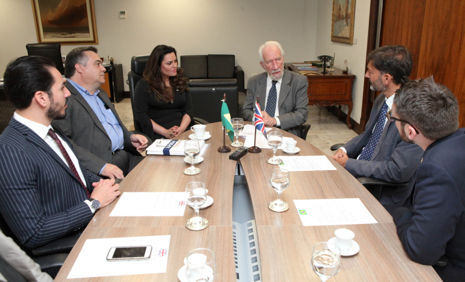 Paraná e Reino Unido têm interesse em fortalecer o intercâmbio econômico e as relações comerciais. Possíveis parcerias nas áreas de infraestrutura, agricultura, biocombustíveis, saúde e educação foram discutidas nesta terça-feira (26) pelo vice-governador Darci Piana e o embaixador britânico no Brasil, Vijay Rangarajan, em reunião no Palácio Iguaçu. Foto: Ari Dias/AEN