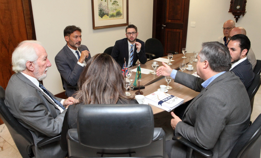 Paraná e Reino Unido têm interesse em fortalecer o intercâmbio econômico e as relações comerciais. Possíveis parcerias nas áreas de infraestrutura, agricultura, biocombustíveis, saúde e educação foram discutidas nesta terça-feira (26) pelo vice-governador Darci Piana e o embaixador britânico no Brasil, Vijay Rangarajan, em reunião no Palácio Iguaçu. Foto: Ari Dias/AEN