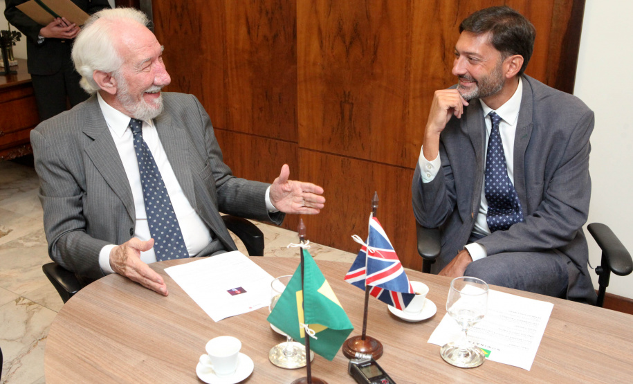 Paraná e Reino Unido têm interesse em fortalecer o intercâmbio econômico e as relações comerciais. Possíveis parcerias nas áreas de infraestrutura, agricultura, biocombustíveis, saúde e educação foram discutidas nesta terça-feira (26) pelo vice-governador Darci Piana e o embaixador britânico no Brasil, Vijay Rangarajan, em reunião no Palácio Iguaçu. Foto: Ari Dias/AEN