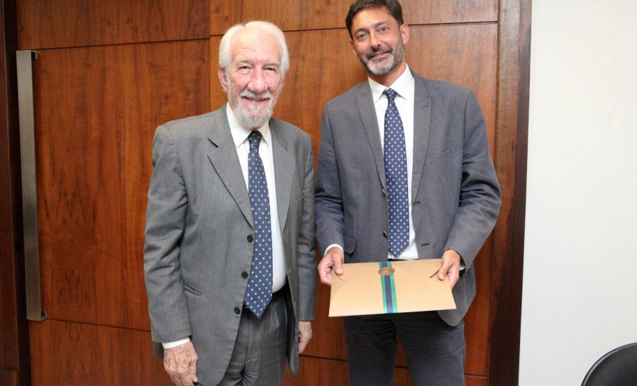 Paraná e Reino Unido têm interesse em fortalecer o intercâmbio econômico e as relações comerciais. Possíveis parcerias nas áreas de infraestrutura, agricultura, biocombustíveis, saúde e educação foram discutidas nesta terça-feira (26) pelo vice-governador Darci Piana e o embaixador britânico no Brasil, Vijay Rangarajan, em reunião no Palácio Iguaçu. Foto: Ari Dias/AEN