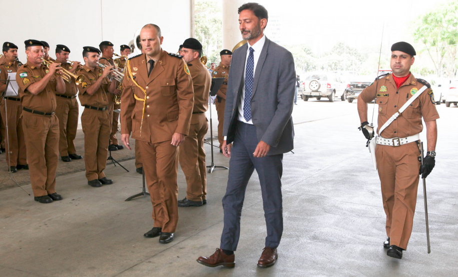 Paraná e Reino Unido têm interesse em fortalecer o intercâmbio econômico e as relações comerciais. Possíveis parcerias nas áreas de infraestrutura, agricultura, biocombustíveis, saúde e educação foram discutidas nesta terça-feira (26) pelo vice-governador Darci Piana e o embaixador britânico no Brasil, Vijay Rangarajan, em reunião no Palácio Iguaçu. Foto: Ari Dias/AEN
