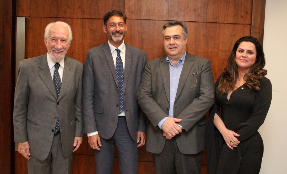 Paraná e Reino Unido têm interesse em fortalecer o intercâmbio econômico e as relações comerciais. Possíveis parcerias nas áreas de infraestrutura, agricultura, biocombustíveis, saúde e educação foram discutidas nesta terça-feira (26) pelo vice-governador Darci Piana e o embaixador britânico no Brasil, Vijay Rangarajan, em reunião no Palácio Iguaçu. Foto: Ari Dias/AEN