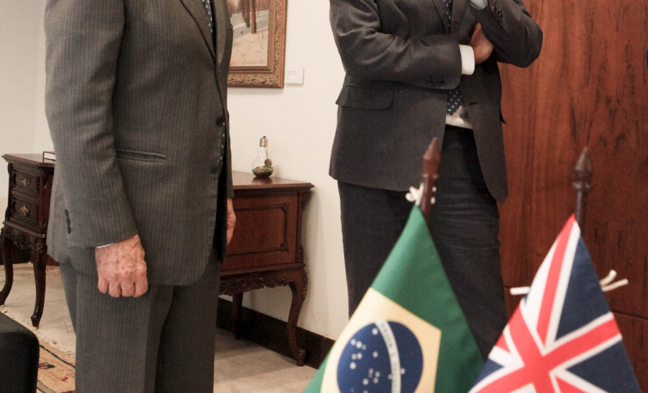 Paraná e Reino Unido têm interesse em fortalecer o intercâmbio econômico e as relações comerciais. Possíveis parcerias nas áreas de infraestrutura, agricultura, biocombustíveis, saúde e educação foram discutidas nesta terça-feira (26) pelo vice-governador Darci Piana e o embaixador britânico no Brasil, Vijay Rangarajan, em reunião no Palácio Iguaçu. Foto: Ari Dias/AEN