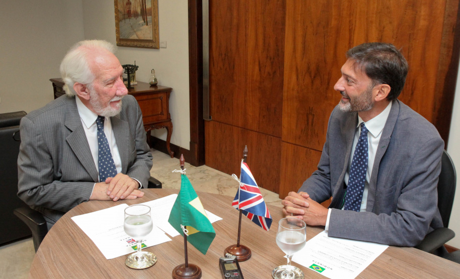 Paraná e Reino Unido têm interesse em fortalecer o intercâmbio econômico e as relações comerciais. Possíveis parcerias nas áreas de infraestrutura, agricultura, biocombustíveis, saúde e educação foram discutidas nesta terça-feira (26) pelo vice-governador Darci Piana e o embaixador britânico no Brasil, Vijay Rangarajan, em reunião no Palácio Iguaçu. Foto: Ari Dias/AEN