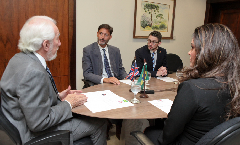 Paraná e Reino Unido têm interesse em fortalecer o intercâmbio econômico e as relações comerciais. Possíveis parcerias nas áreas de infraestrutura, agricultura, biocombustíveis, saúde e educação foram discutidas nesta terça-feira (26) pelo vice-governador Darci Piana e o embaixador britânico no Brasil, Vijay Rangarajan, em reunião no Palácio Iguaçu. Foto: Ari Dias/AEN