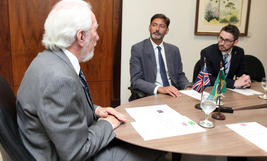 Paraná e Reino Unido têm interesse em fortalecer o intercâmbio econômico e as relações comerciais. Possíveis parcerias nas áreas de infraestrutura, agricultura, biocombustíveis, saúde e educação foram discutidas nesta terça-feira (26) pelo vice-governador Darci Piana e o embaixador britânico no Brasil, Vijay Rangarajan, em reunião no Palácio Iguaçu. Foto: Ari Dias/AEN