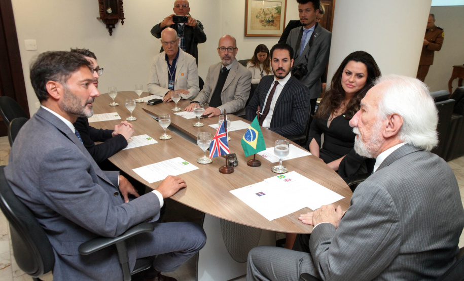 Paraná e Reino Unido têm interesse em fortalecer o intercâmbio econômico e as relações comerciais. Possíveis parcerias nas áreas de infraestrutura, agricultura, biocombustíveis, saúde e educação foram discutidas nesta terça-feira (26) pelo vice-governador Darci Piana e o embaixador britânico no Brasil, Vijay Rangarajan, em reunião no Palácio Iguaçu. Foto: Ari Dias/AEN