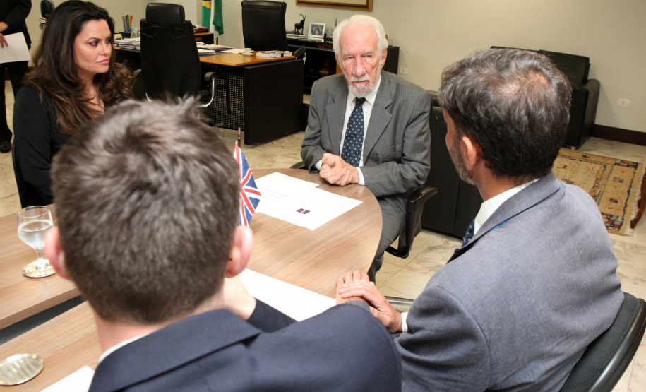 Paraná e Reino Unido têm interesse em fortalecer o intercâmbio econômico e as relações comerciais. Possíveis parcerias nas áreas de infraestrutura, agricultura, biocombustíveis, saúde e educação foram discutidas nesta terça-feira (26) pelo vice-governador Darci Piana e o embaixador britânico no Brasil, Vijay Rangarajan, em reunião no Palácio Iguaçu. Foto: Ari Dias/AEN