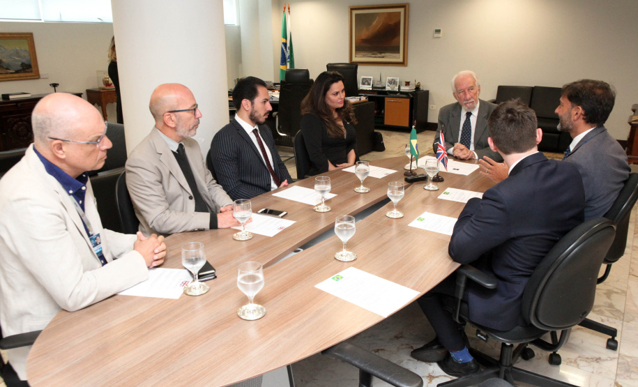 Paraná e Reino Unido têm interesse em fortalecer o intercâmbio econômico e as relações comerciais. Possíveis parcerias nas áreas de infraestrutura, agricultura, biocombustíveis, saúde e educação foram discutidas nesta terça-feira (26) pelo vice-governador Darci Piana e o embaixador britânico no Brasil, Vijay Rangarajan, em reunião no Palácio Iguaçu. Foto: Ari Dias/AEN