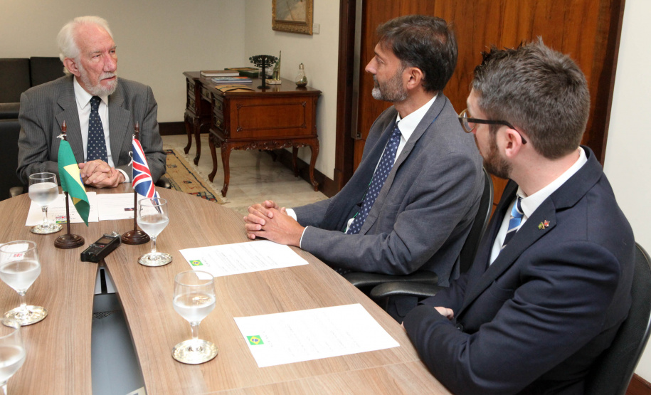 Paraná e Reino Unido têm interesse em fortalecer o intercâmbio econômico e as relações comerciais. Possíveis parcerias nas áreas de infraestrutura, agricultura, biocombustíveis, saúde e educação foram discutidas nesta terça-feira (26) pelo vice-governador Darci Piana e o embaixador britânico no Brasil, Vijay Rangarajan, em reunião no Palácio Iguaçu. Foto: Ari Dias/AEN