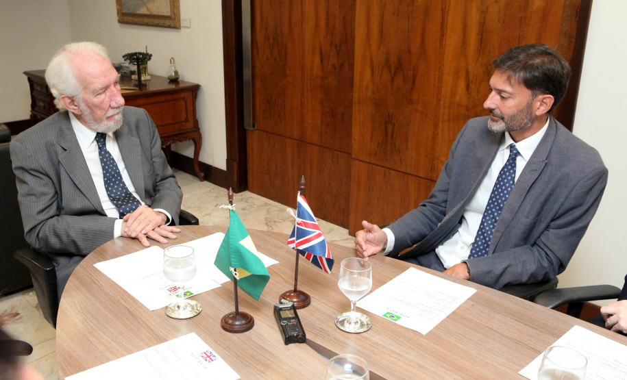 Paraná e Reino Unido têm interesse em fortalecer o intercâmbio econômico e as relações comerciais. Possíveis parcerias nas áreas de infraestrutura, agricultura, biocombustíveis, saúde e educação foram discutidas nesta terça-feira (26) pelo vice-governador Darci Piana e o embaixador britânico no Brasil, Vijay Rangarajan, em reunião no Palácio Iguaçu. Foto: Ari Dias/AEN