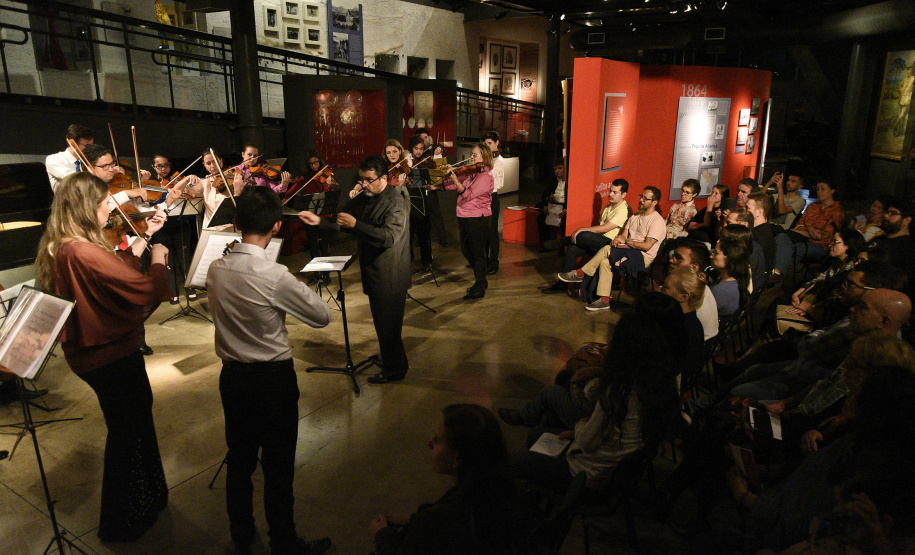 A parceria do Museu Paranaense com a Universidade Tecnológica do Paraná continua com apresentações dos grupos instrumentais da universidade. Dia 29 de novembro, às 19h30, a Camerata UTFPR interpreta as canções do musical West Side Story, e dia 6 de dezembro, às 19h, o grupo PianoTec UTFPR dá vida a obras da literatura pianística que vão do período barroco até o século XX.Foto: Kraw Penas/SECC