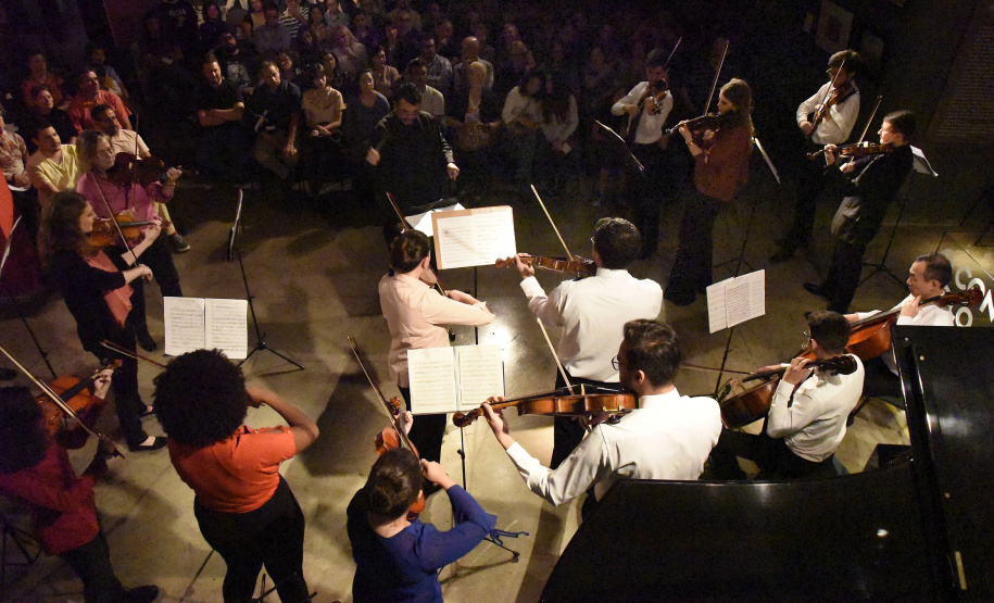 A parceria do Museu Paranaense com a Universidade Tecnológica do Paraná continua com apresentações dos grupos instrumentais da universidade. Dia 29 de novembro, às 19h30, a Camerata UTFPR interpreta as canções do musical West Side Story, e dia 6 de dezembro, às 19h, o grupo PianoTec UTFPR dá vida a obras da literatura pianística que vão do período barroco até o século XX.Foto: Kraw Penas/SECC