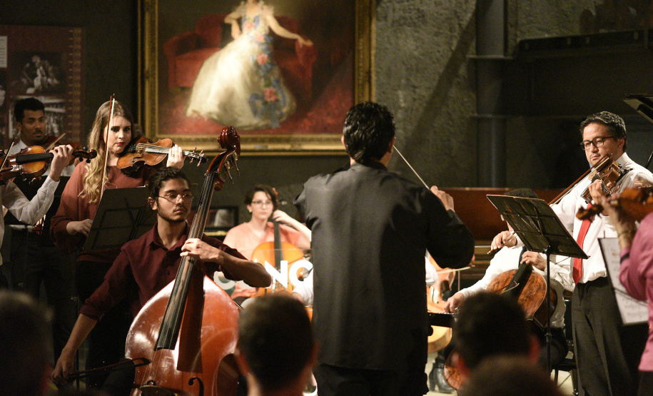 A parceria do Museu Paranaense com a Universidade Tecnológica do Paraná continua com apresentações dos grupos instrumentais da universidade. Dia 29 de novembro, às 19h30, a Camerata UTFPR interpreta as canções do musical West Side Story, e dia 6 de dezembro, às 19h, o grupo PianoTec UTFPR dá vida a obras da literatura pianística que vão do período barroco até o século XX.Foto: Kraw Penas/SECC