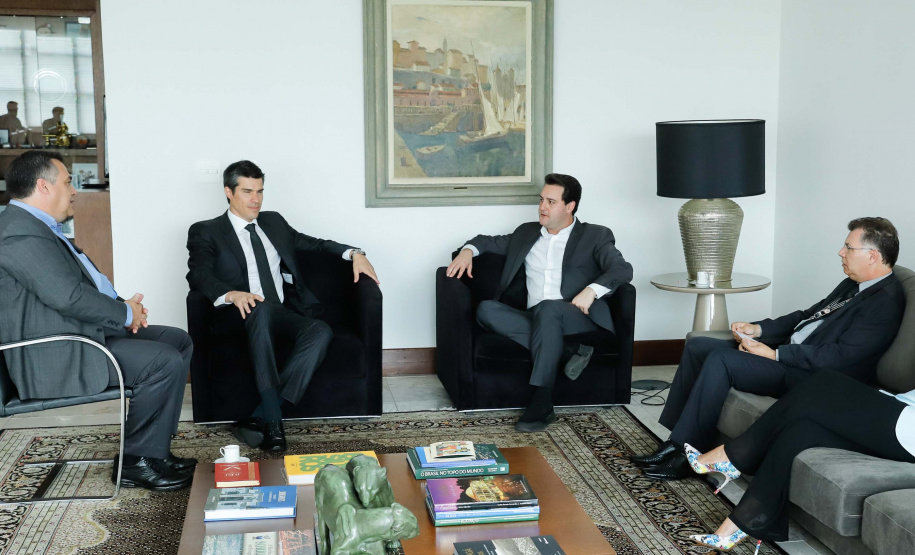 O Complexo Hospitalar do Trabalhador (CHT), por meio do Hospital de Reabilitação Ana Carolina Moura Xavier (HR), recebeu mais de R$ 9,5 milhões para aquisição de equipamentos de alto custo para atendimentos neurológicos. Em reunião nesta terça-feira (26), governador Carlos Massa Ratinho Júnior agradeceu pessoalmente o procurador do Ministério Público do Trabalho, Humberto Luiz Mussi de Albuquerque, pelo repasse.
Foto: RODRIGO FELIX LEAL