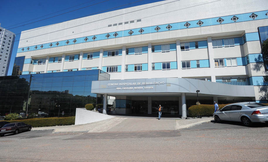 O Complexo Hospitalar do Trabalhador (CHT), por meio do Hospital de Reabilitação Ana Carolina Moura Xavier (HR), recebeu mais de R$ 9,5 milhões para aquisição de equipamentos de alto custo para atendimentos neurológicos.
Em reunião nesta terça-feira (26), governador Carlos Massa Ratinho Júnior agradeceu pessoalmente o procurador do Ministério Público do Trabalho, Humberto Luiz Mussi de Albuquerque, pelo repasse.