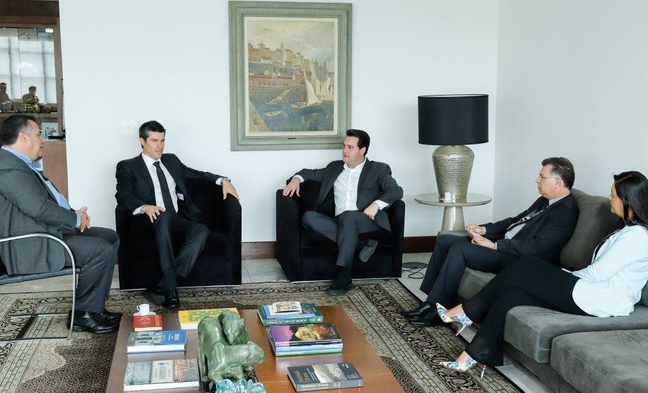 O Complexo Hospitalar do Trabalhador (CHT), por meio do Hospital de Reabilitação Ana Carolina Moura Xavier (HR), recebeu mais de R$ 9,5 milhões para aquisição de equipamentos de alto custo para atendimentos neurológicos.
Em reunião nesta terça-feira (26), governador Carlos Massa Ratinho Júnior agradeceu pessoalmente o procurador do Ministério Público do Trabalho, Humberto Luiz Mussi de Albuquerque, pelo repasse.