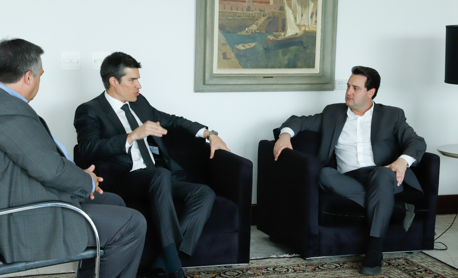 O Complexo Hospitalar do Trabalhador (CHT), por meio do Hospital de Reabilitação Ana Carolina Moura Xavier (HR), recebeu mais de R$ 9,5 milhões para aquisição de equipamentos de alto custo para atendimentos neurológicos.
Em reunião nesta terça-feira (26), governador Carlos Massa Ratinho Júnior agradeceu pessoalmente o procurador do Ministério Público do Trabalho, Humberto Luiz Mussi de Albuquerque, pelo repasse.