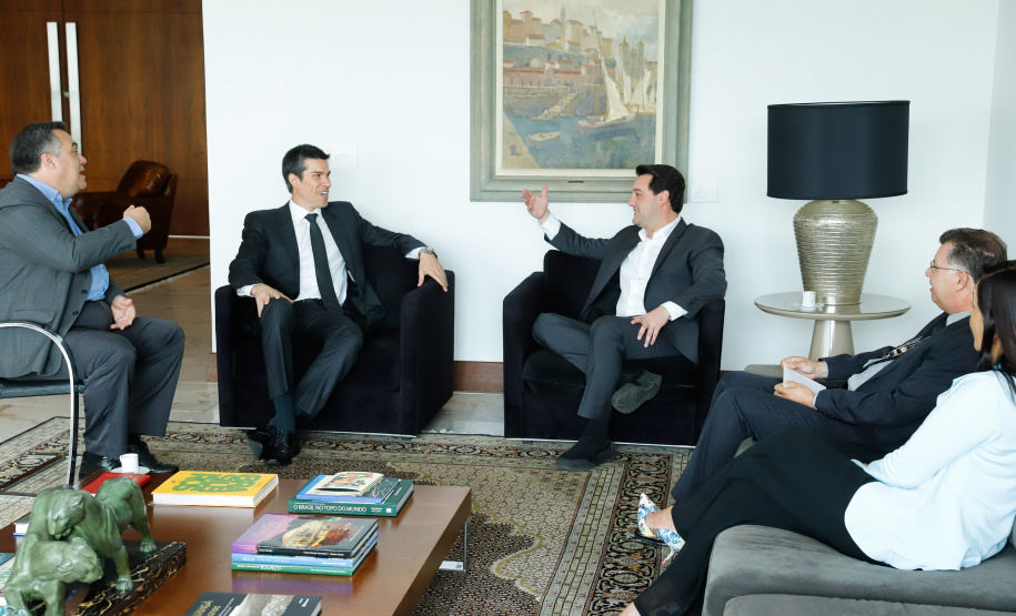 O Complexo Hospitalar do Trabalhador (CHT), por meio do Hospital de Reabilitação Ana Carolina Moura Xavier (HR), recebeu mais de R$ 9,5 milhões para aquisição de equipamentos de alto custo para atendimentos neurológicos.
Em reunião nesta terça-feira (26), governador Carlos Massa Ratinho Júnior agradeceu pessoalmente o procurador do Ministério Público do Trabalho, Humberto Luiz Mussi de Albuquerque, pelo repasse.