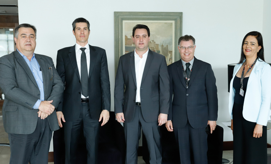 O Complexo Hospitalar do Trabalhador (CHT), por meio do Hospital de Reabilitação Ana Carolina Moura Xavier (HR), recebeu mais de R$ 9,5 milhões para aquisição de equipamentos de alto custo para atendimentos neurológicos.
Em reunião nesta terça-feira (26), governador Carlos Massa Ratinho Júnior agradeceu pessoalmente o procurador do Ministério Público do Trabalho, Humberto Luiz Mussi de Albuquerque, pelo repasse.