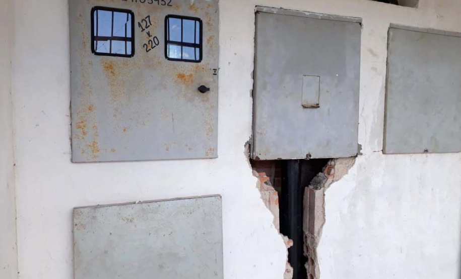 O sistema de abastecimento de água da Sanepar em Faxinal do Céu, distrito do município de Pinhão, tem sido alvo da ação de vândalos. Além de causarem estragos na estrutura, eles furtaram cabos e componentes da parte elétrica, interrompendo o fornecimento de água na localidade. Foto: Sanepar