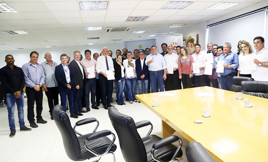 Onze municípios do Paraná vão receber 303 casas destinadas a famílias em situação de extrema pobreza. As moradias fazem parte do programa Nossa Gente, do Governo do Estado, com recursos do Banco Interamericano de Desenvolvimento (BID). O plano de trabalho para a construção dos imóveis foi assinado nesta terça-feira (26) pelo secretário da Justiça, Família e Trabalho, Ney Leprevost, e o presidente da Cohapar, Jorge Lange. Foto: Divulgação/SEJUF