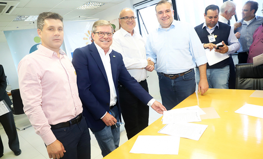 Onze municípios do Paraná vão receber 303 casas destinadas a famílias em situação de extrema pobreza. As moradias fazem parte do programa Nossa Gente, do Governo do Estado, com recursos do Banco Interamericano de Desenvolvimento (BID). O plano de trabalho para a construção dos imóveis foi assinado nesta terça-feira (26) pelo secretário da Justiça, Família e Trabalho, Ney Leprevost, e o presidente da Cohapar, Jorge Lange. Foto: Divulgação/SEJUF