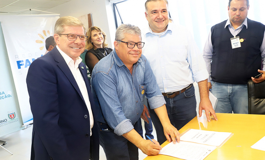 Onze municípios do Paraná vão receber 303 casas destinadas a famílias em situação de extrema pobreza. As moradias fazem parte do programa Nossa Gente, do Governo do Estado, com recursos do Banco Interamericano de Desenvolvimento (BID). O plano de trabalho para a construção dos imóveis foi assinado nesta terça-feira (26) pelo secretário da Justiça, Família e Trabalho, Ney Leprevost, e o presidente da Cohapar, Jorge Lange. Foto: Divulgação/SEJUF