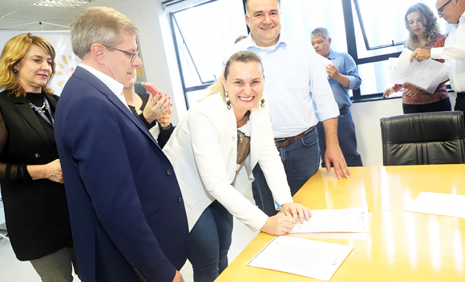 Onze municípios do Paraná vão receber 303 casas destinadas a famílias em situação de extrema pobreza. As moradias fazem parte do programa Nossa Gente, do Governo do Estado, com recursos do Banco Interamericano de Desenvolvimento (BID). O plano de trabalho para a construção dos imóveis foi assinado nesta terça-feira (26) pelo secretário da Justiça, Família e Trabalho, Ney Leprevost, e o presidente da Cohapar, Jorge Lange. Foto: Divulgação/SEJUF