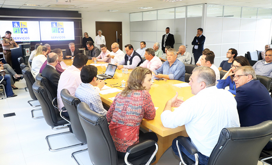 Onze municípios do Paraná vão receber 303 casas destinadas a famílias em situação de extrema pobreza. As moradias fazem parte do programa Nossa Gente, do Governo do Estado, com recursos do Banco Interamericano de Desenvolvimento (BID). O plano de trabalho para a construção dos imóveis foi assinado nesta terça-feira (26) pelo secretário da Justiça, Família e Trabalho, Ney Leprevost, e o presidente da Cohapar, Jorge Lange. Foto: Divulgação/SEJUF