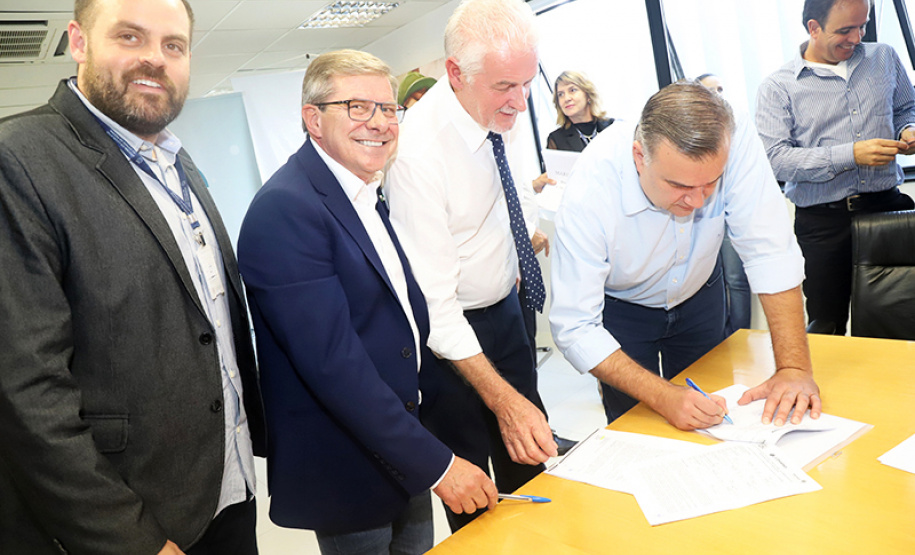 Onze municípios do Paraná vão receber 303 casas destinadas a famílias em situação de extrema pobreza. As moradias fazem parte do programa Nossa Gente, do Governo do Estado, com recursos do Banco Interamericano de Desenvolvimento (BID). O plano de trabalho para a construção dos imóveis foi assinado nesta terça-feira (26) pelo secretário da Justiça, Família e Trabalho, Ney Leprevost, e o presidente da Cohapar, Jorge Lange. Foto: Divulgação/SEJUF