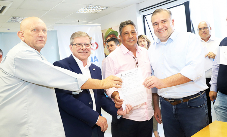 Onze municípios do Paraná vão receber 303 casas destinadas a famílias em situação de extrema pobreza. As moradias fazem parte do programa Nossa Gente, do Governo do Estado, com recursos do Banco Interamericano de Desenvolvimento (BID). O plano de trabalho para a construção dos imóveis foi assinado nesta terça-feira (26) pelo secretário da Justiça, Família e Trabalho, Ney Leprevost, e o presidente da Cohapar, Jorge Lange. Foto: Divulgação/SEJUF