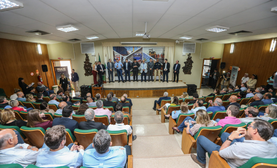 a primeira reunião para apresentação do cronograma de atividades, o secretário de Estado da Infraestrutura e Logística, Sandro Alex, explicou que o objetivo dos grupos de trabalho do Governo do Estado e da União é garantir uma modelagem moderna de concessão. “O que estamos propondo no lote de concessões do Paraná, que é o maior do Brasil, é uma modelagem com menores tarifas, que garanta valor justo para os usuários e investimentos importantes”, destacou.