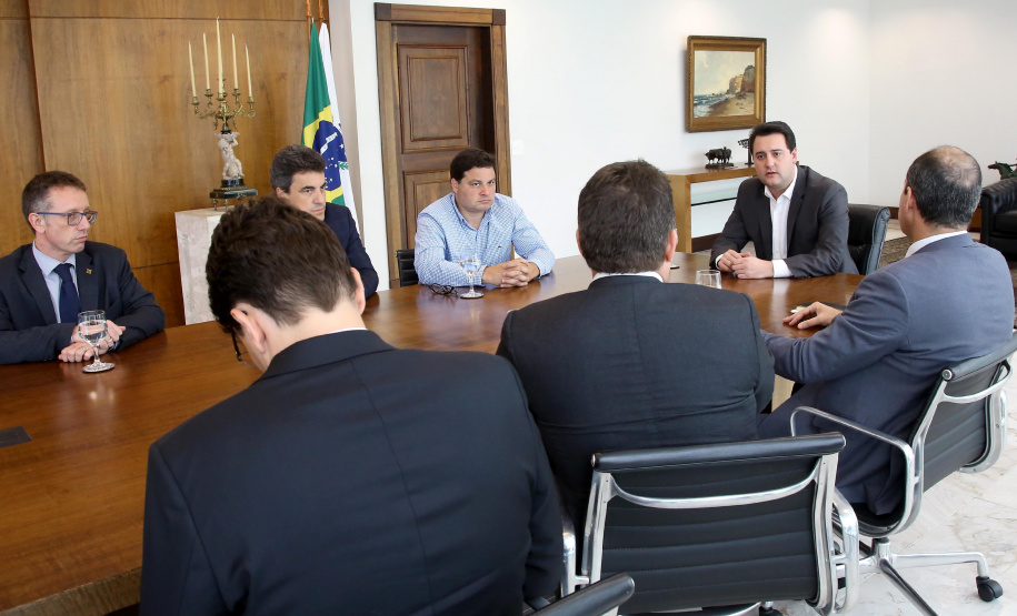 O Governo do Paraná deu mais um importante passo do processo de concessão de rodovias em todo o estado. O governador Carlo Massa Ratinho Junior assinou nesta (sexta-feira 26), no Palácio Iguaçu o decreto que cria o Grupo Técnico de Acompanhamento e Apoio Conjunto ?GTAAC-Paraná?. Curitiba,26/11/2019 Foto:Jaelson Lucas / AEN