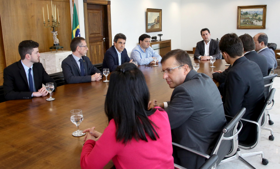 O Governo do Paraná deu mais um importante passo do processo de concessão de rodovias em todo o estado. O governador Carlo Massa Ratinho Junior assinou nesta (sexta-feira 26), no Palácio Iguaçu o decreto que cria o Grupo Técnico de Acompanhamento e Apoio Conjunto "GTAAC-Paraná". Curitiba,26/11/2019 Foto:Jaelson Lucas / AEN