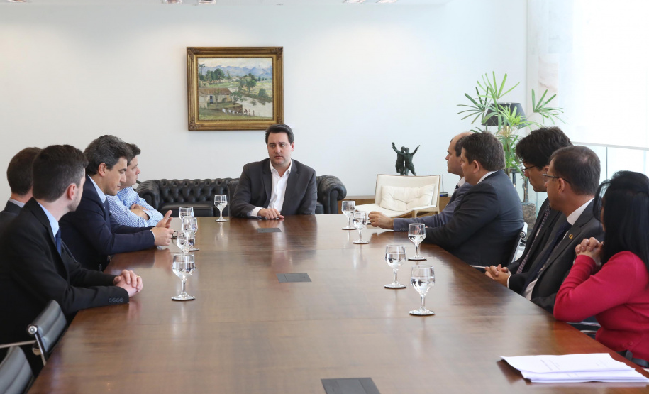 O Governo do Paraná deu mais um importante passo do processo de concessão de rodovias em todo o estado. O governador Carlo Massa Ratinho Junior assinou nesta (sexta-feira 26), no Palácio Iguaçu o decreto que cria o Grupo Técnico de Acompanhamento e Apoio Conjunto "GTAAC-Paraná". Curitiba,26/11/2019 Foto:Jaelson Lucas / AEN